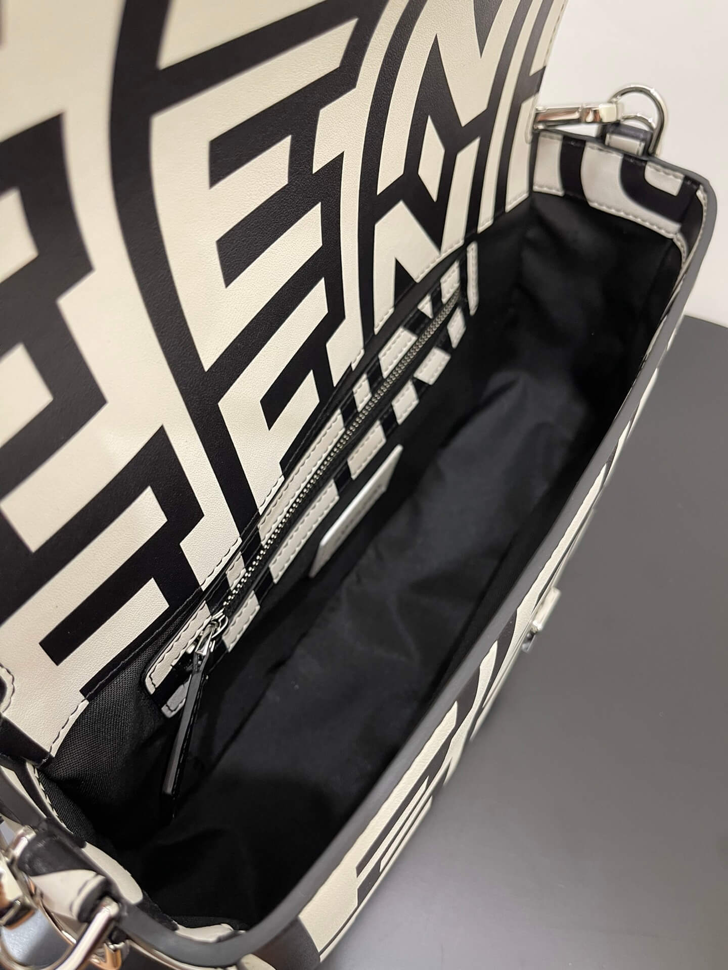 Fendi Baguette Bag In Fendi Roma Capsule Leather Black/White - Image 3