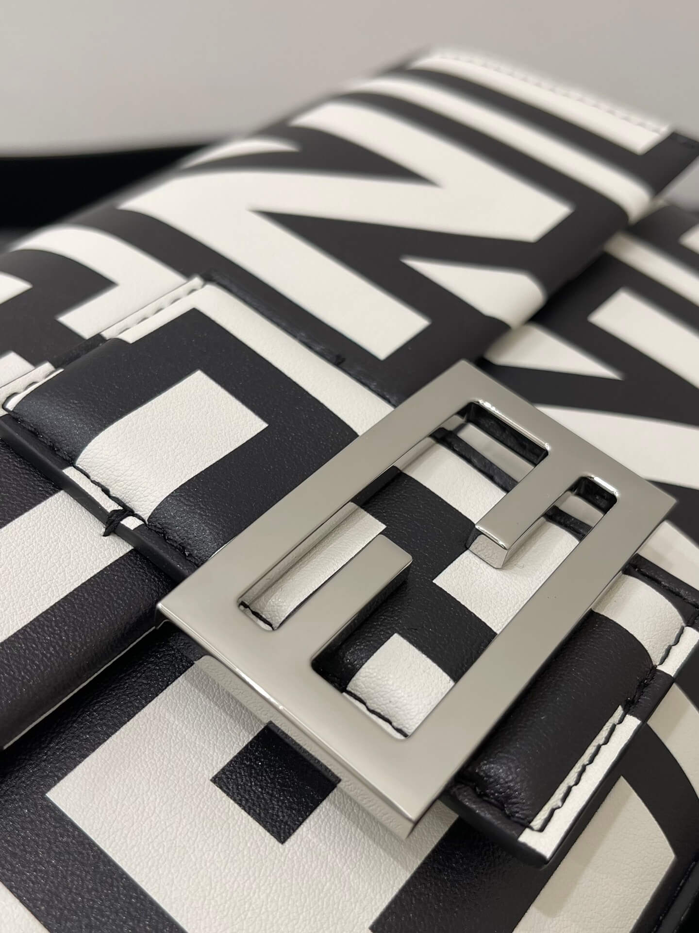 Fendi Baguette Bag In Fendi Roma Capsule Leather Black/White - Image 4