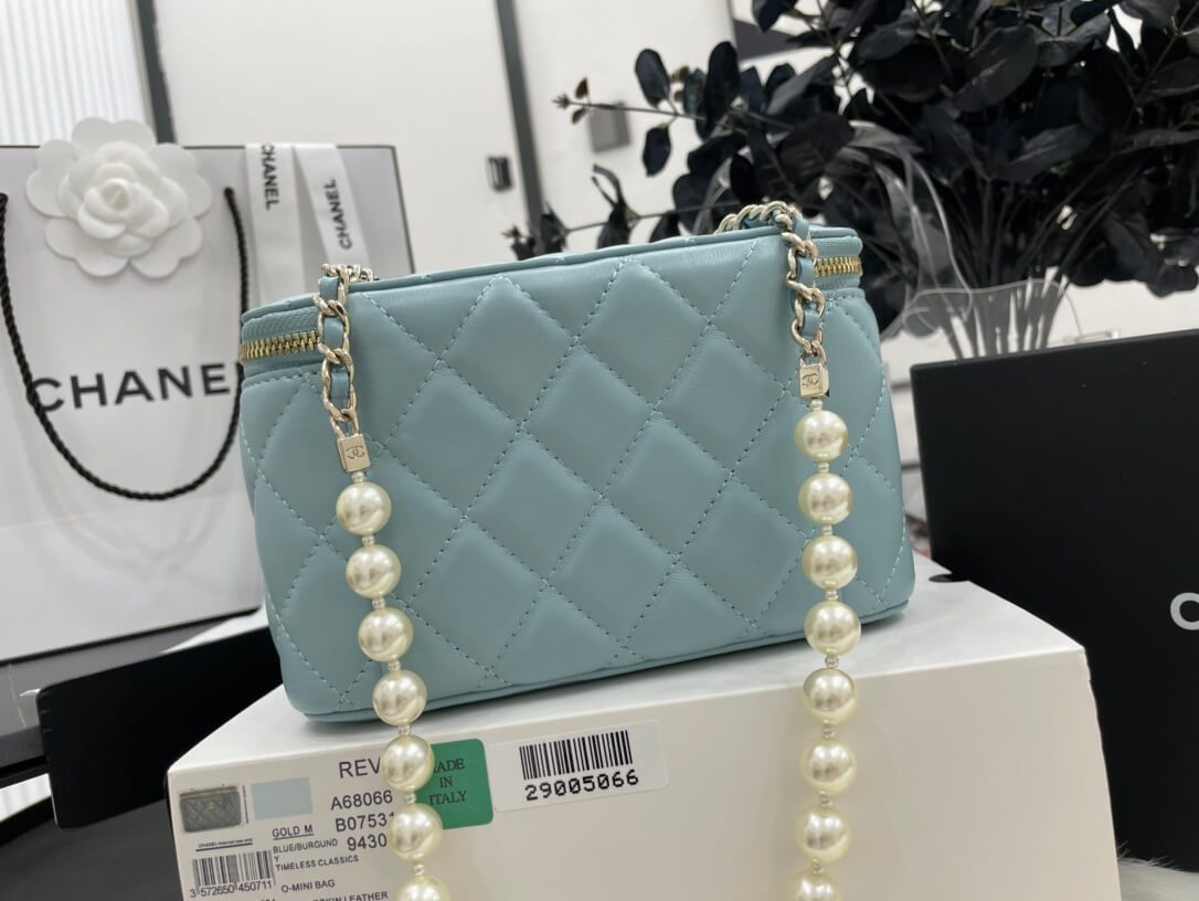 Chanel Small Vanity Case with Chain - Image 4