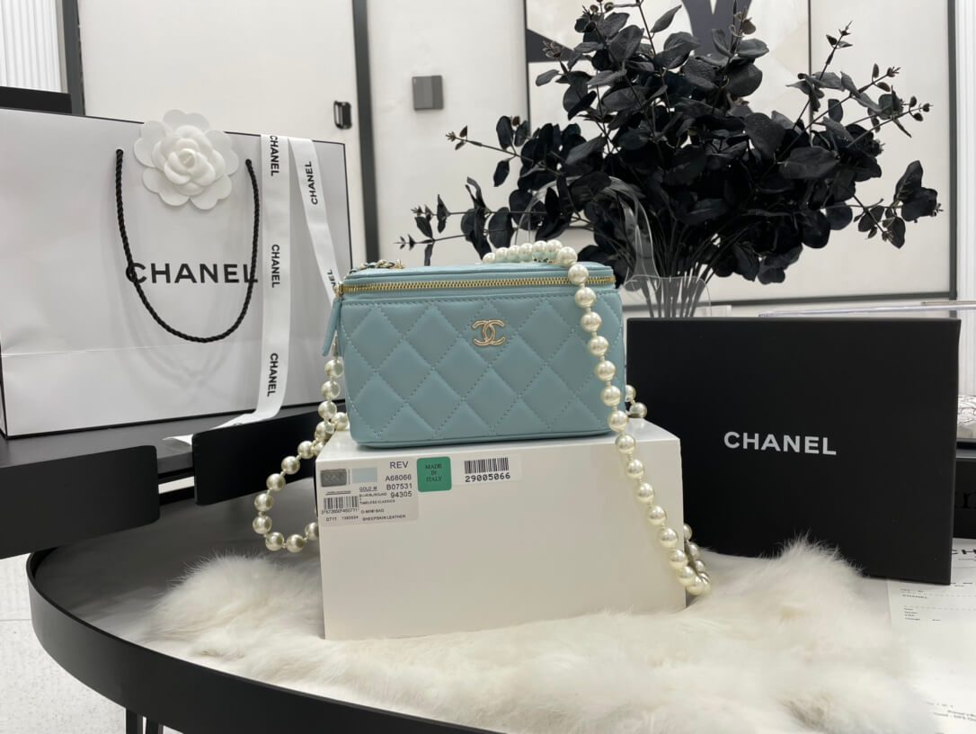 Chanel Small Vanity Case with Chain - Image 2