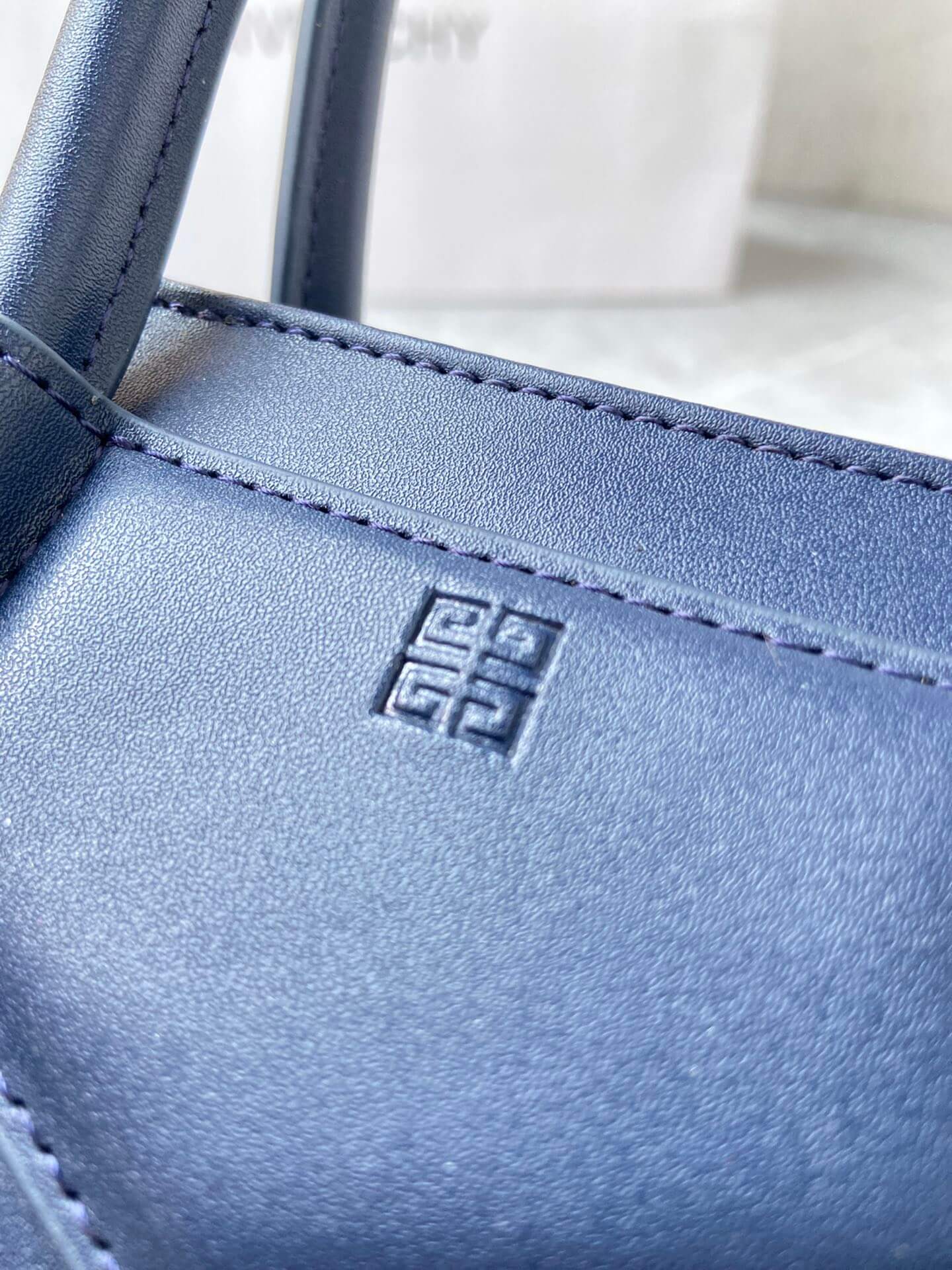 Givenchy Antigona Lock Bag - Image 3