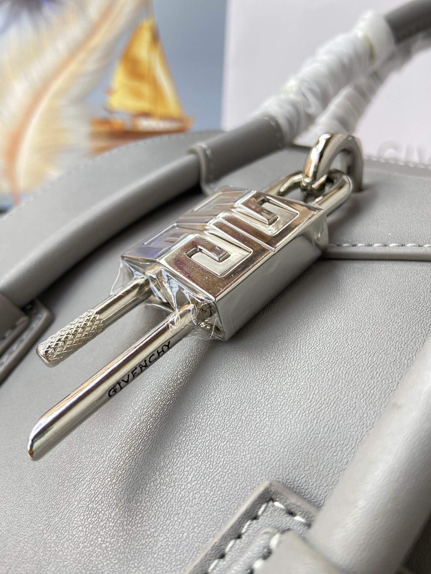 Givenchy Antigona Lock Bag - Image 7