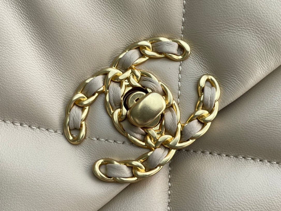 Chanel 19 Bag - Image 4