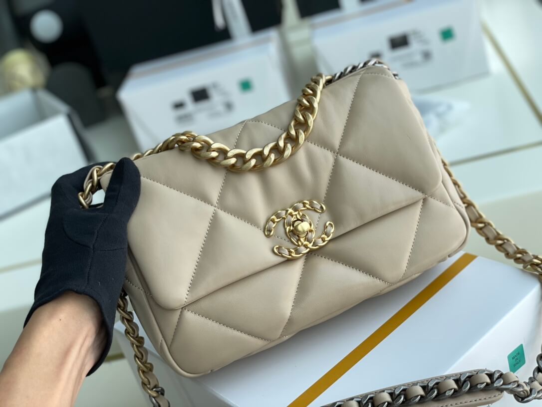 Chanel 19 Bag - Image 9