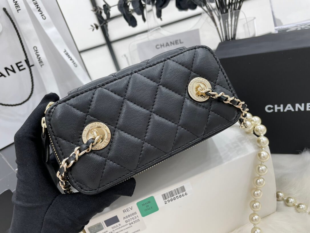 Chanel Small Vanity Case with Chain - Image 9