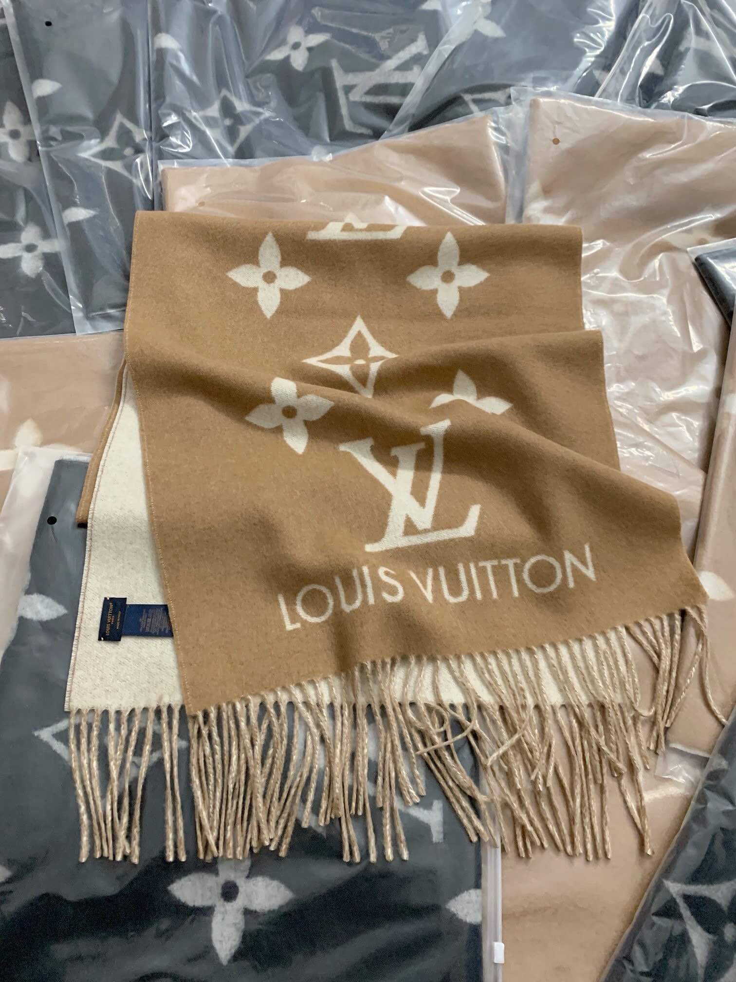 LV Reykjavik Scarf Cherry - Image 4