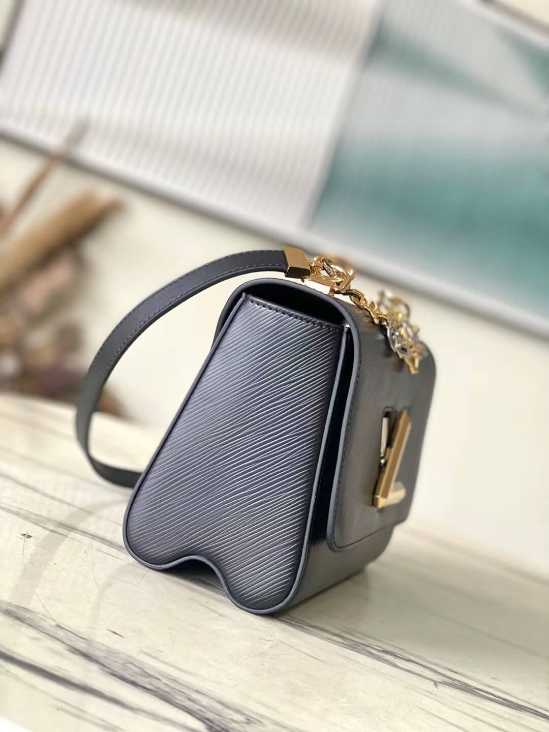 LOUIS VUITTON Twist MM Bag - Image 6