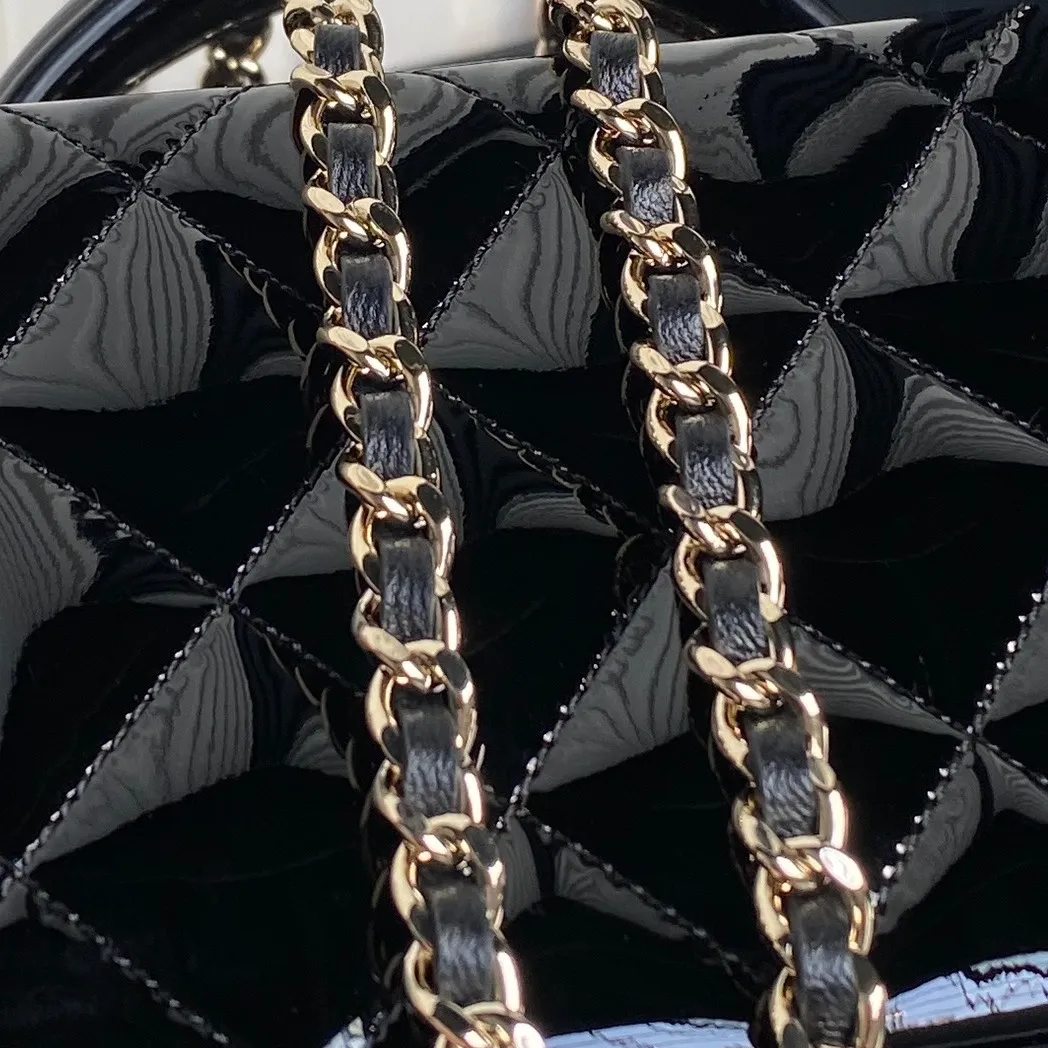 CHANEL Shiny Lambskin Quilted CC Vanity Case Black - Image 2