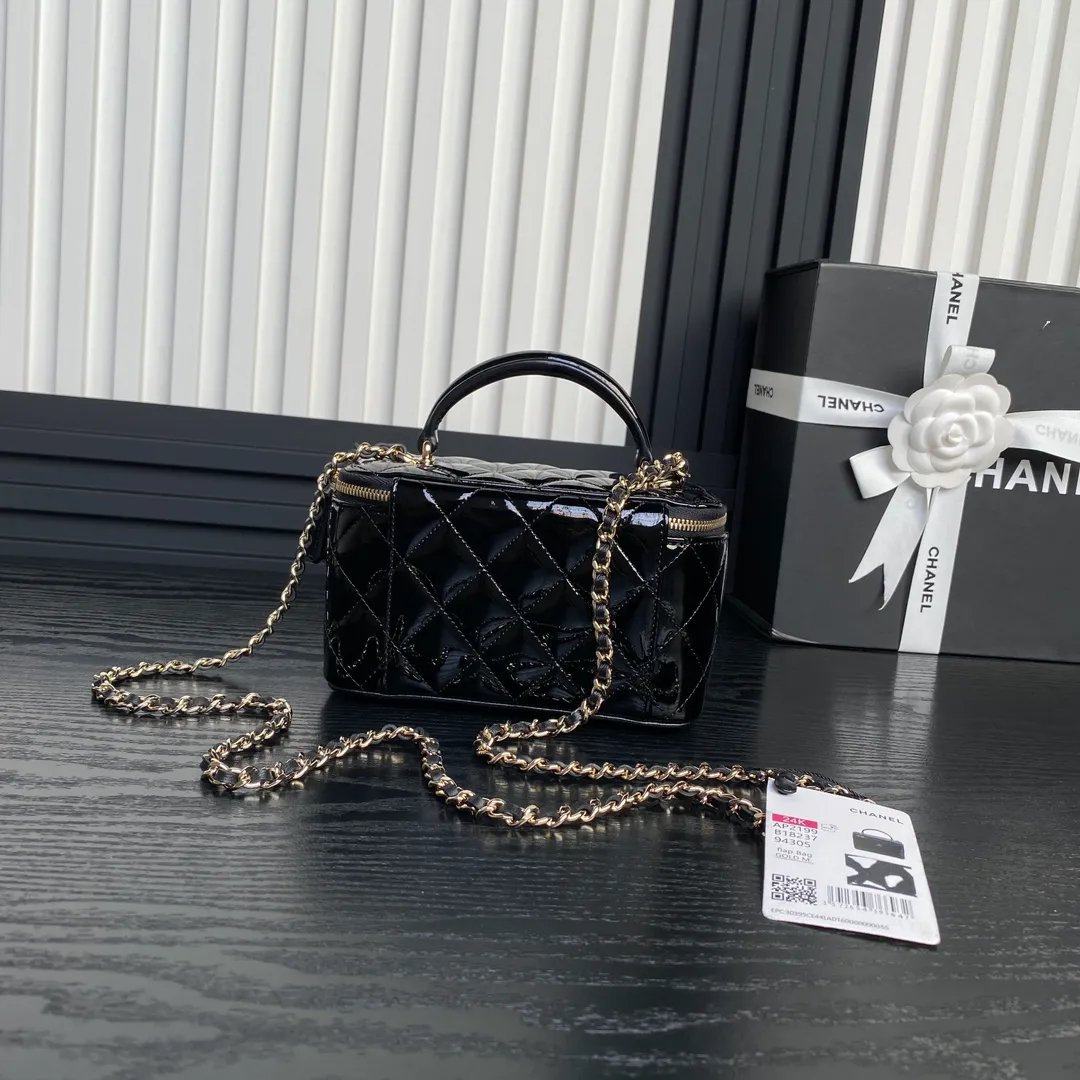 CHANEL Shiny Lambskin Quilted CC Vanity Case Black - Image 4