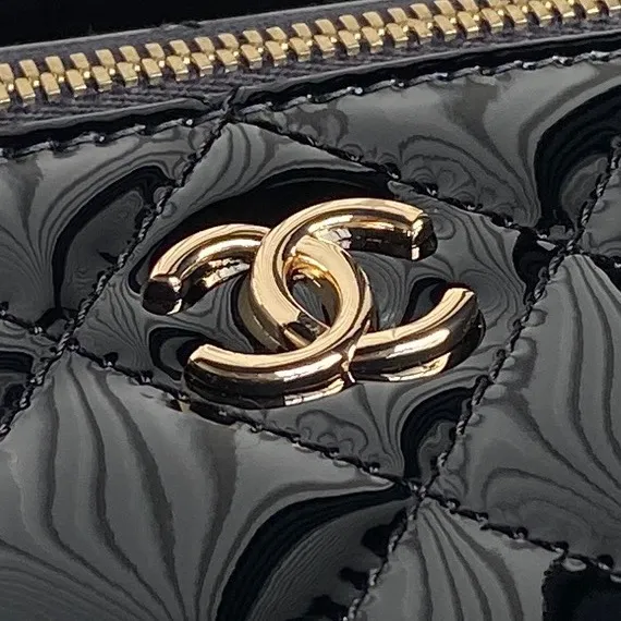 CHANEL Shiny Lambskin Quilted CC Vanity Case Black - Image 5