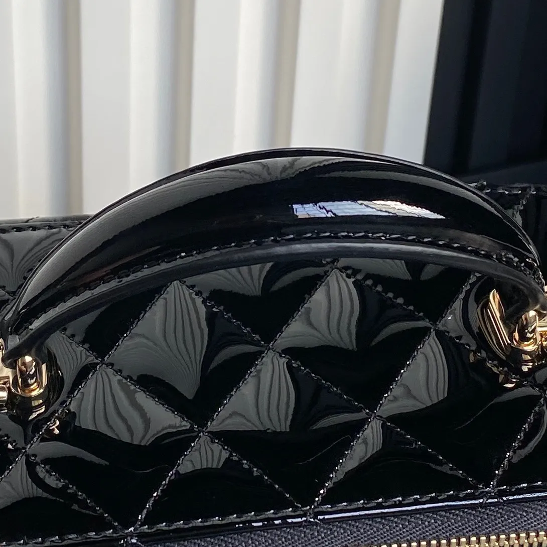 CHANEL Shiny Lambskin Quilted CC Vanity Case Black - Image 6
