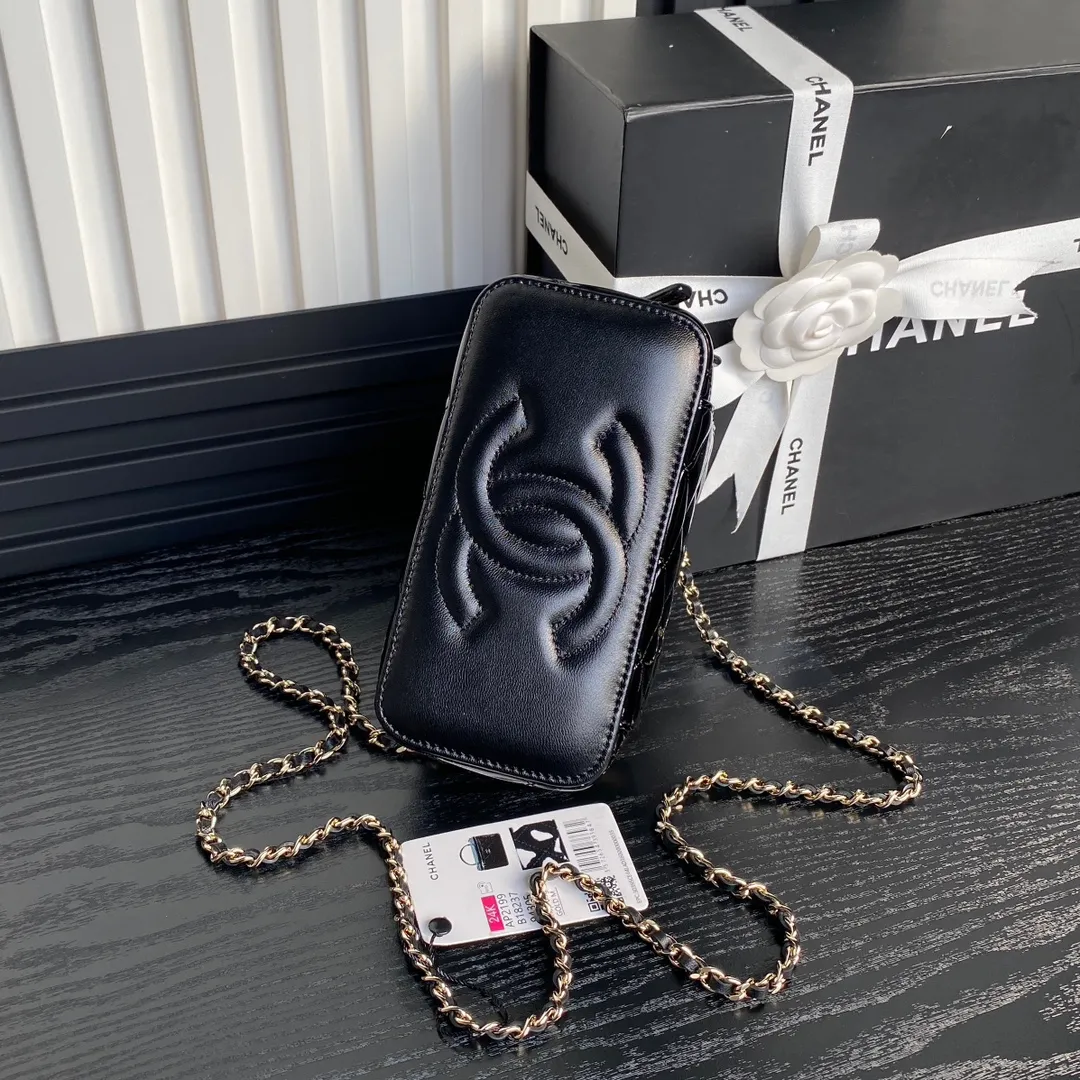 CHANEL Shiny Lambskin Quilted CC Vanity Case Black - Image 8