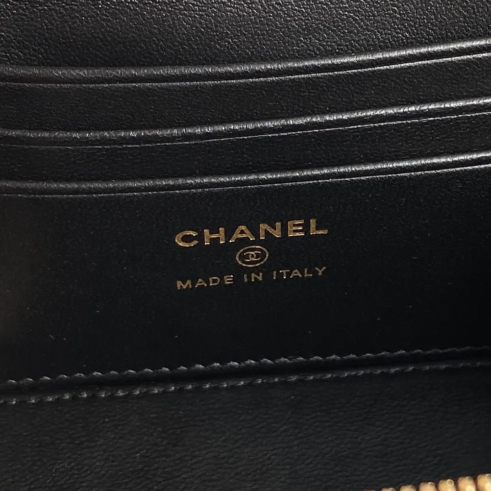 CHANEL Shiny Lambskin Quilted CC Vanity Case Black - Image 9