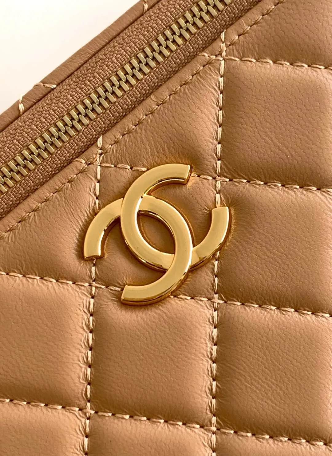 CHANEL Top Handle Vanity Case Shoulder Bag Lambskin Beige - Image 7