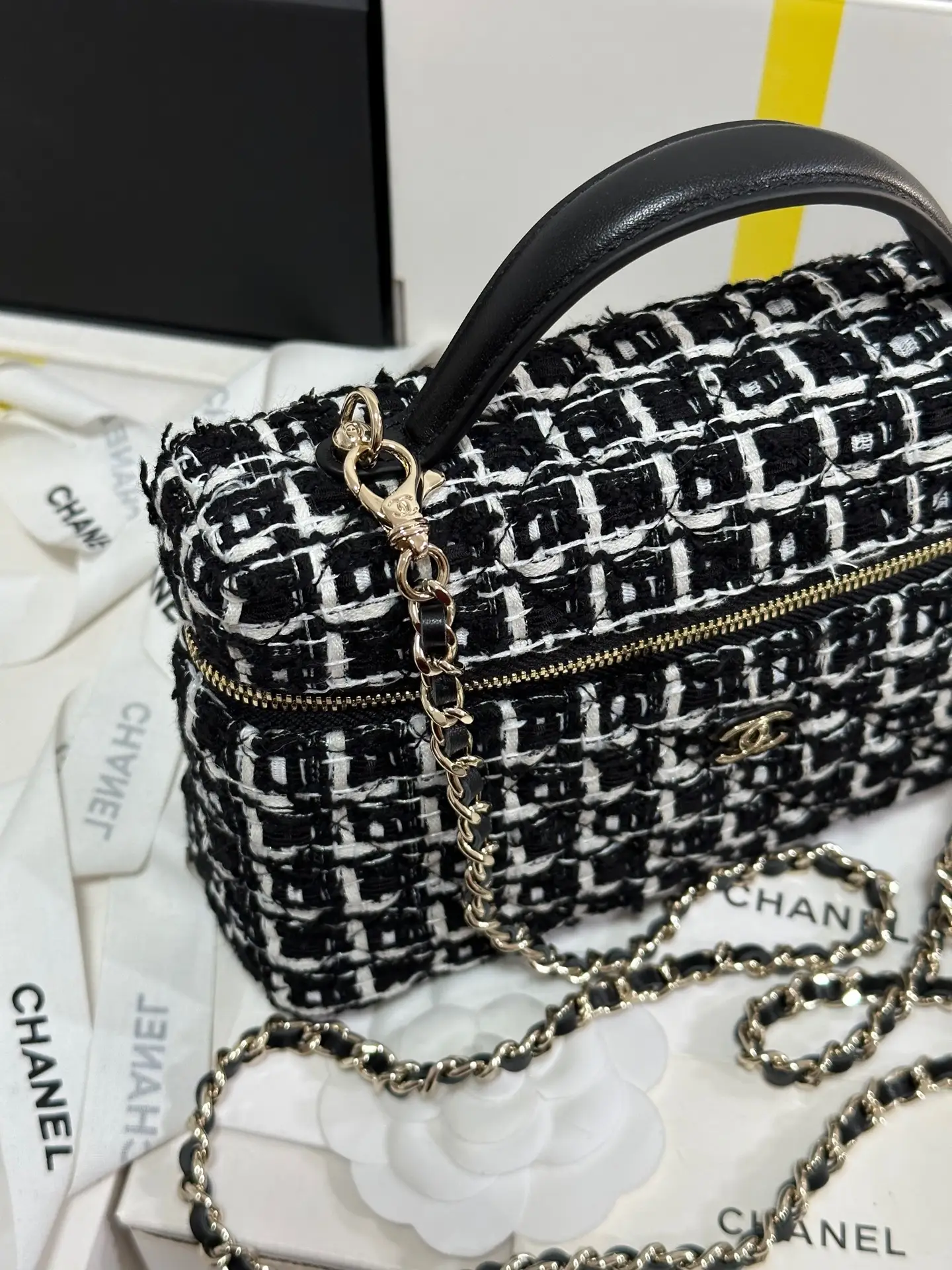 Chanel 25C Black and White Tweed Top Handle Vanity Case - Image 4