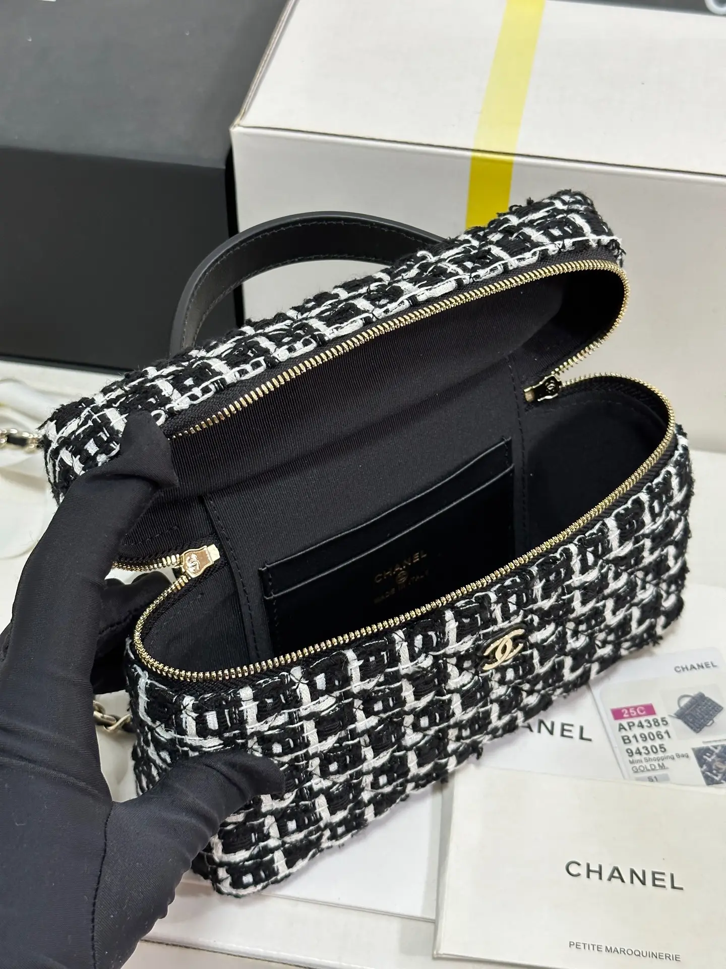Chanel 25C Black and White Tweed Top Handle Vanity Case - Image 6