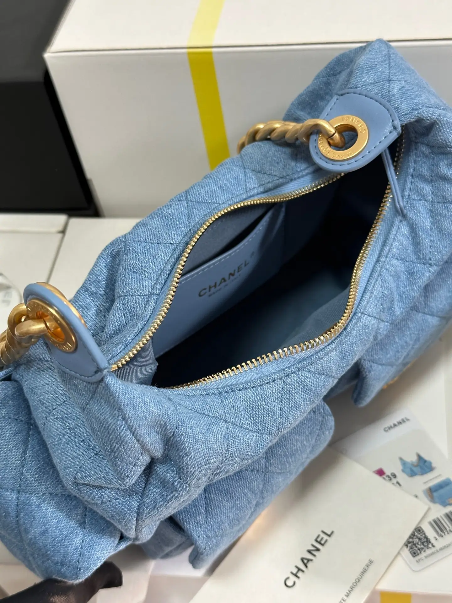 Chanel 25C Large Hobo Bag in Light Blue Washed Denim Fabric - Image 4