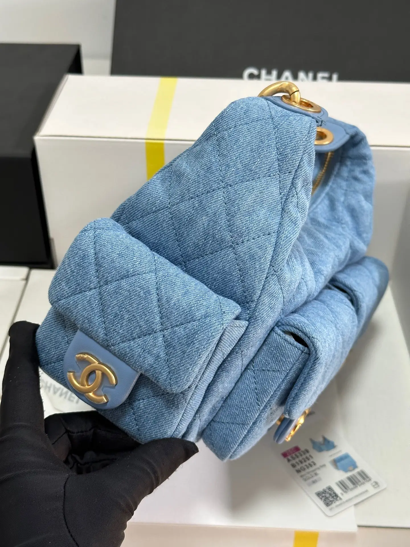Chanel 25C Large Hobo Bag in Light Blue Washed Denim Fabric - Image 6