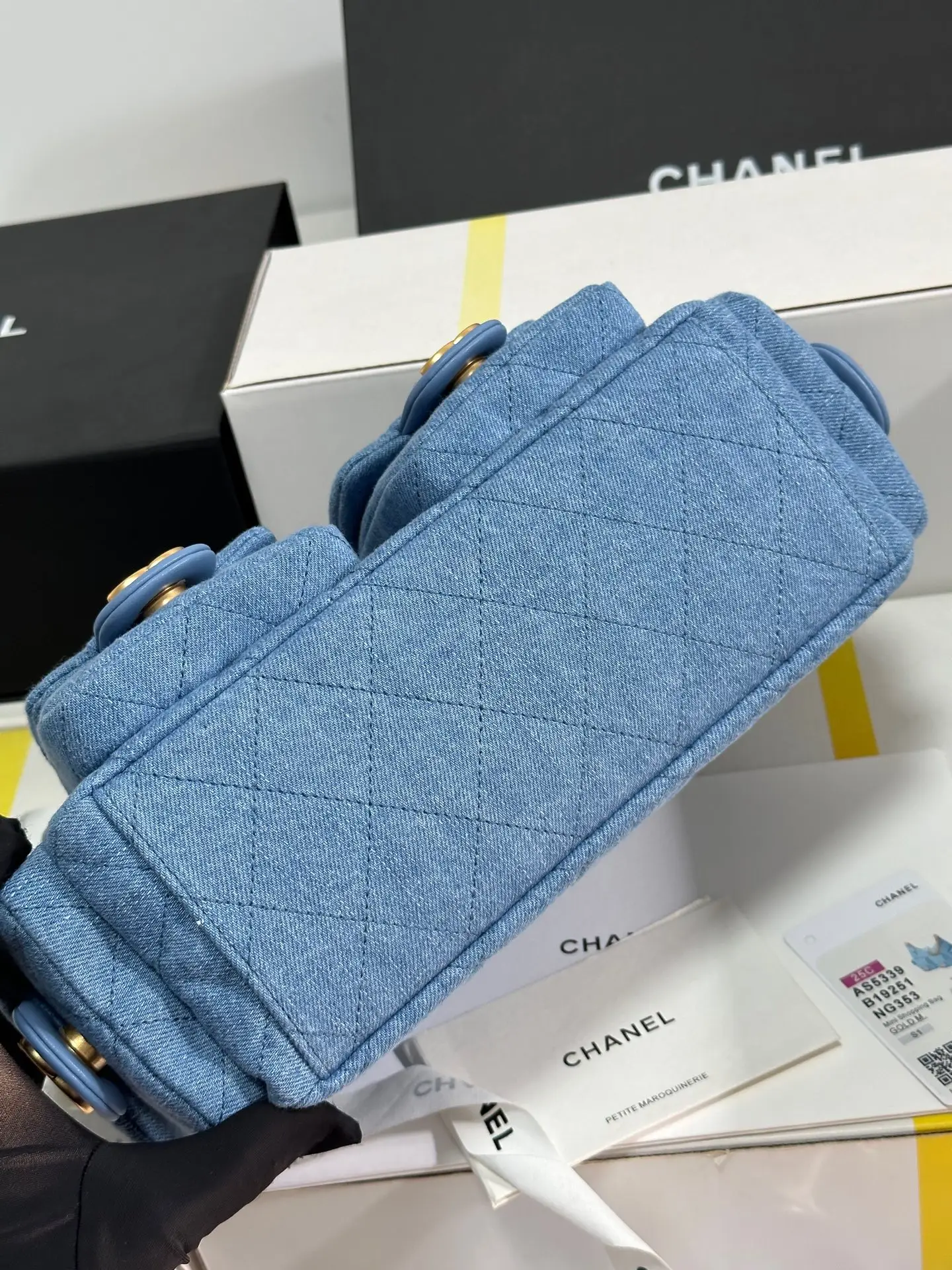 Chanel 25C Large Hobo Bag in Light Blue Washed Denim Fabric - Image 7