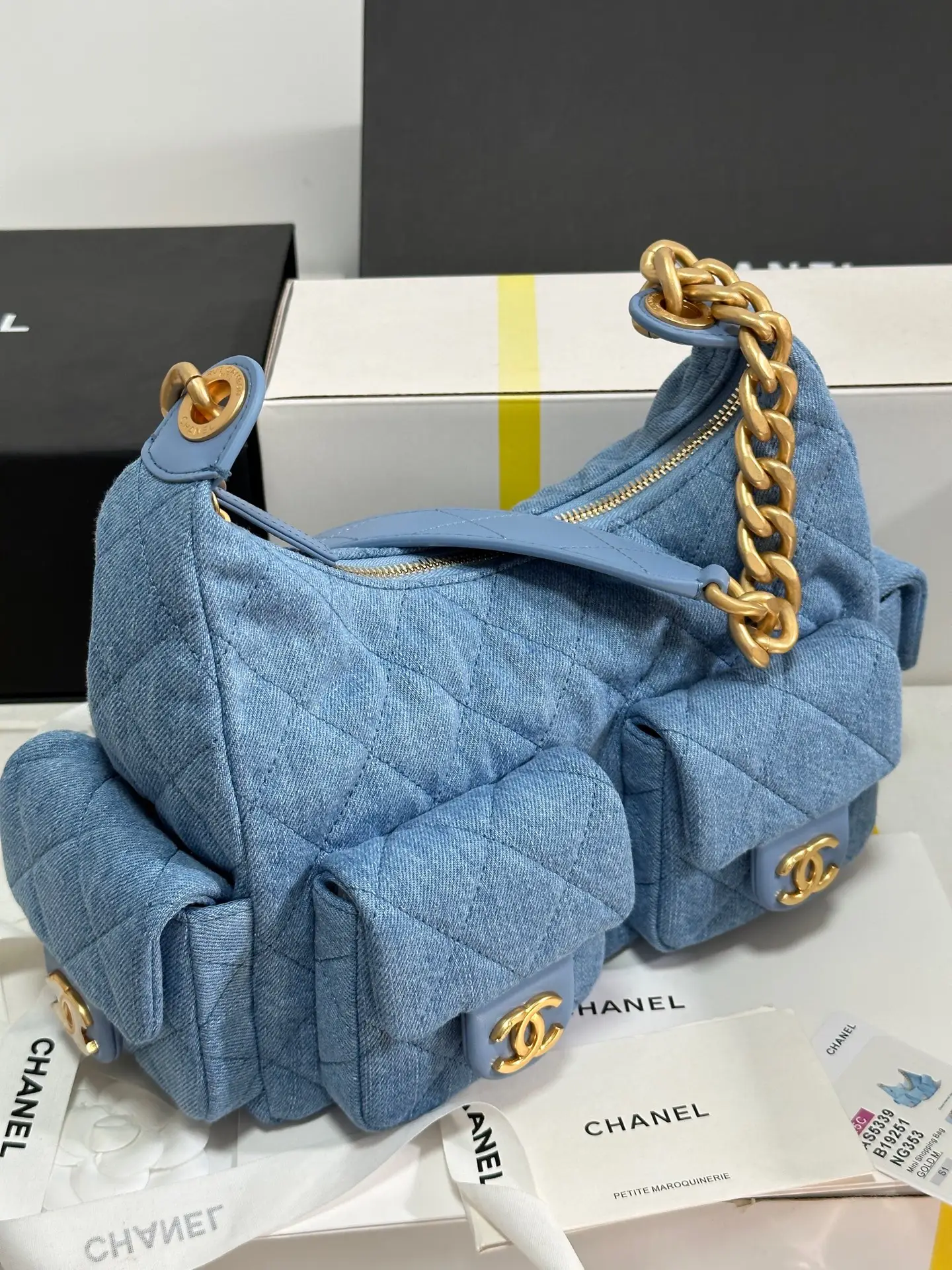 Chanel 25C Large Hobo Bag in Light Blue Washed Denim Fabric - Image 9