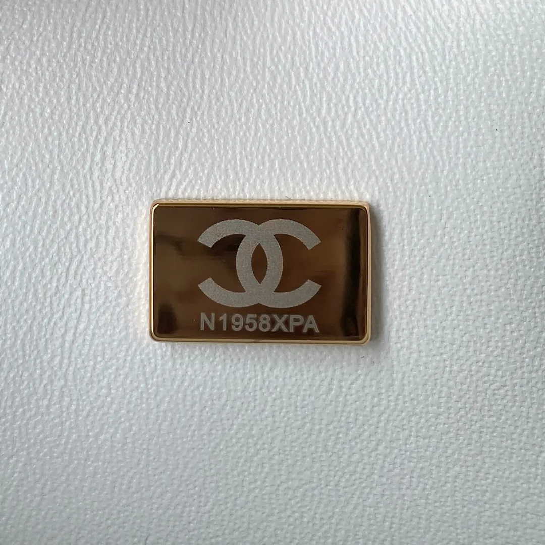 Chanel Classic Medium Flapbag Golden Hardware White - Image 2