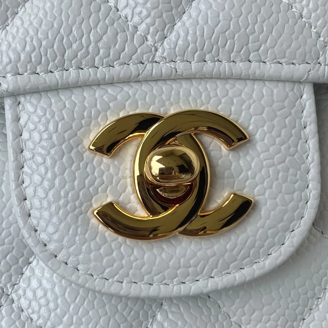 Chanel Classic Medium Flapbag Golden Hardware White - Image 5