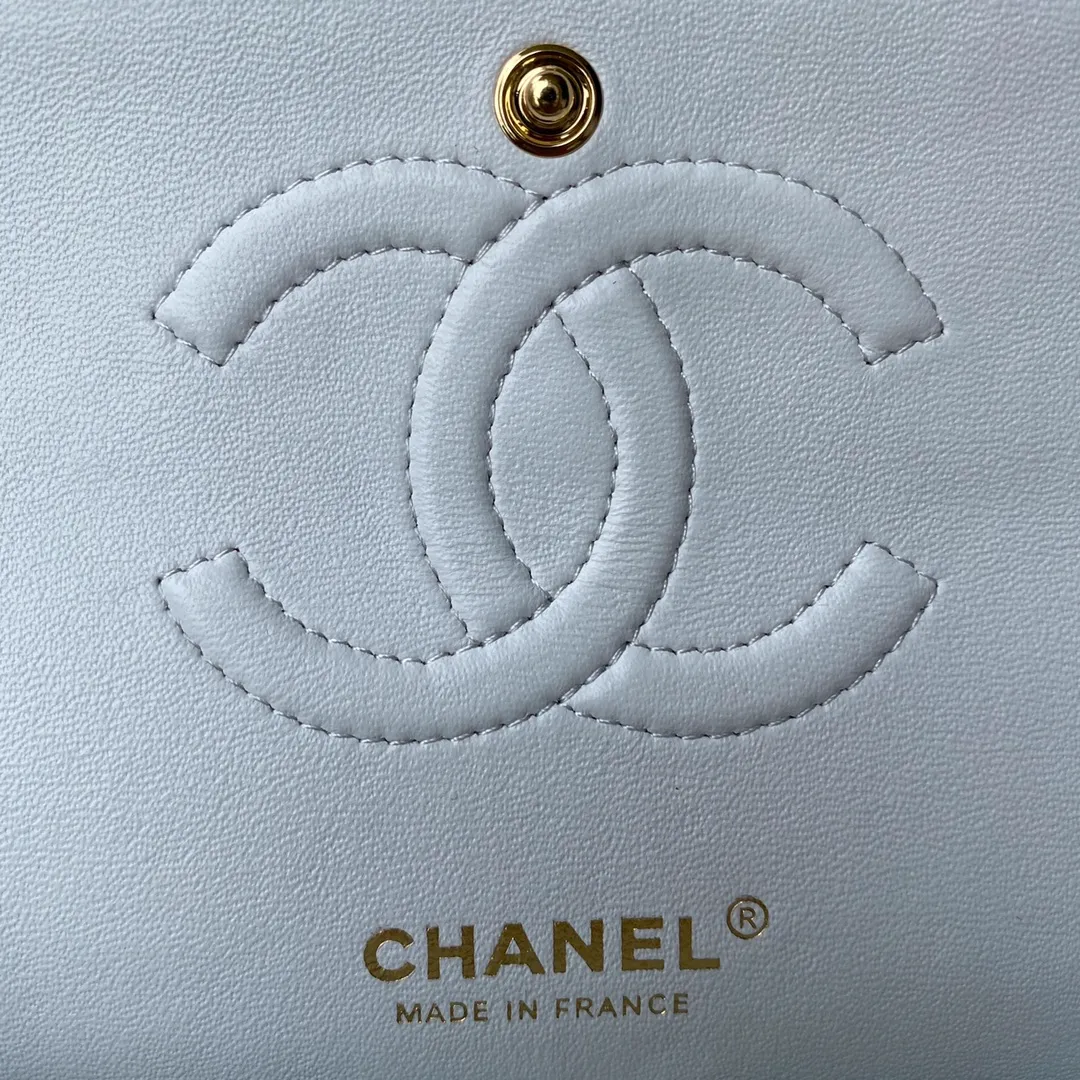 Chanel Classic Medium Flapbag Golden Hardware White - Image 8
