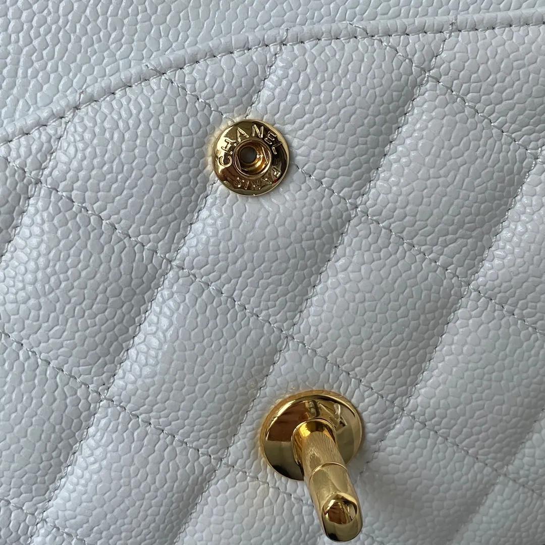 Chanel Classic Medium Flapbag Golden Hardware White - Image 9
