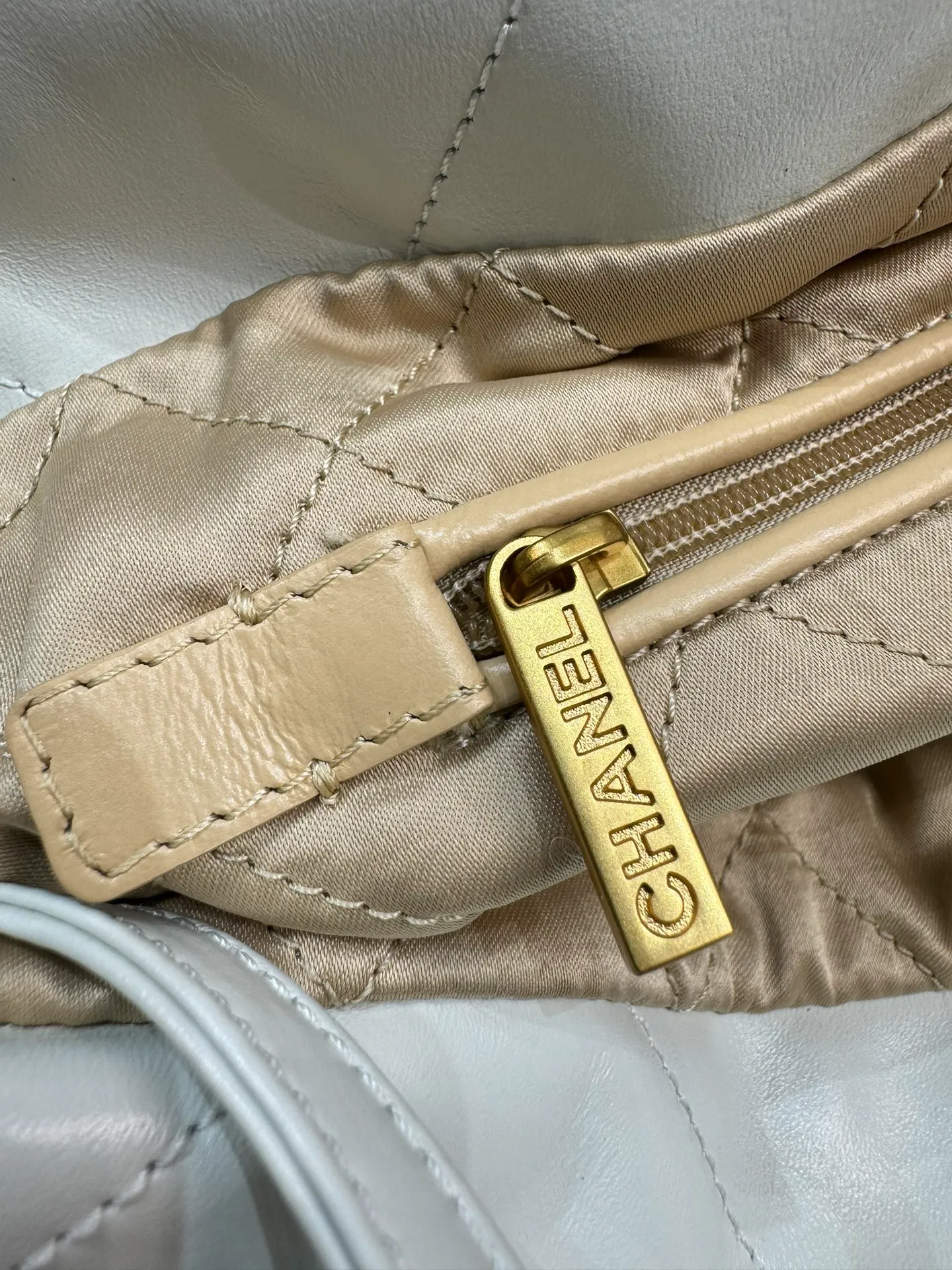 CHANEL Matelasse 22 Mini Chain Shoulder Bag Calfskin White - Image 10