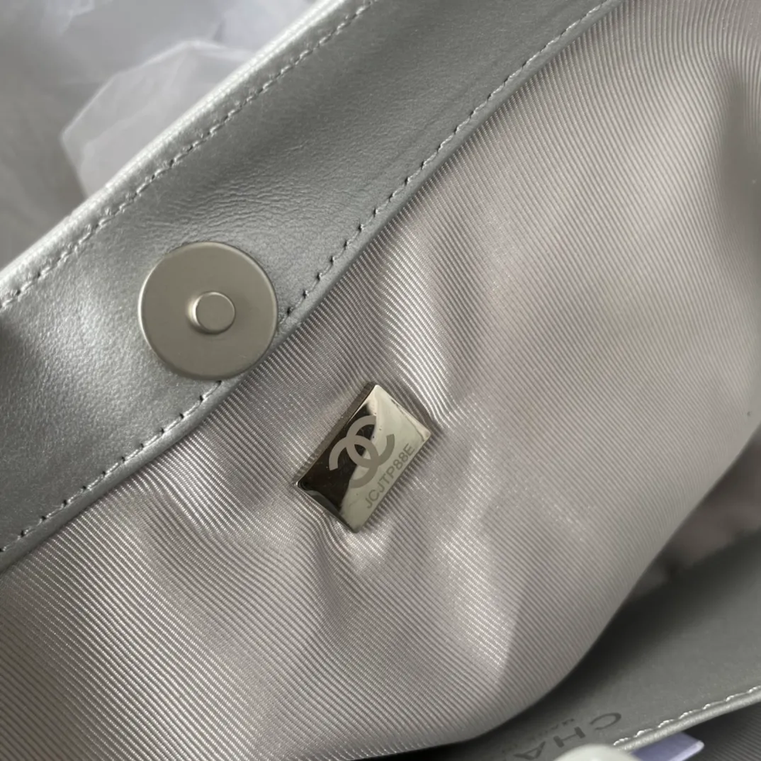 CHANEL Metallic Lambskin Chain Rows Quilted Chain Hobo Silver - Image 2