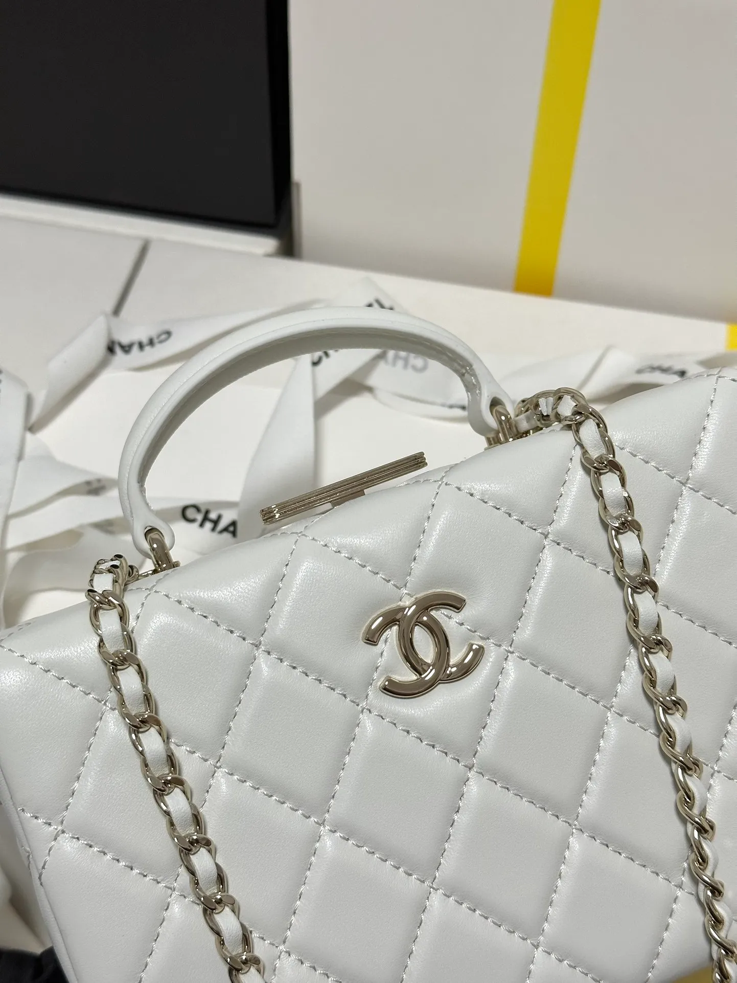 Chanel 22s Vanity White Caviar Gold Hardware - Image 6