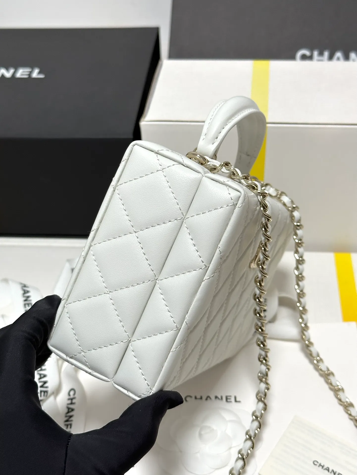 Chanel 22s Vanity White Caviar Gold Hardware - Image 9