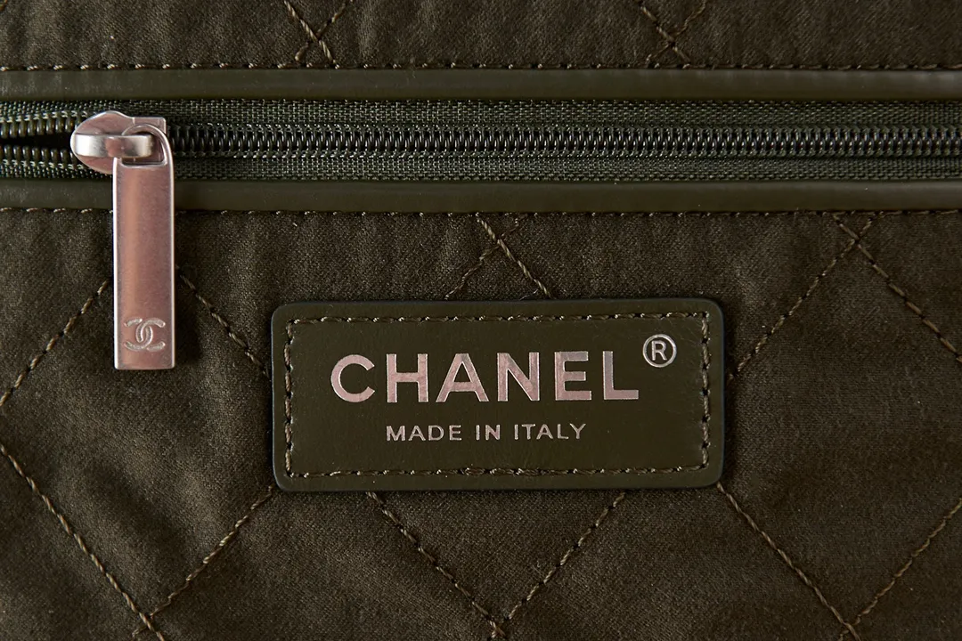 CHANEL Shiny Calfskin Quilted - Image 10
