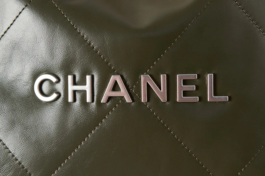 CHANEL Shiny Calfskin Quilted - Image 4