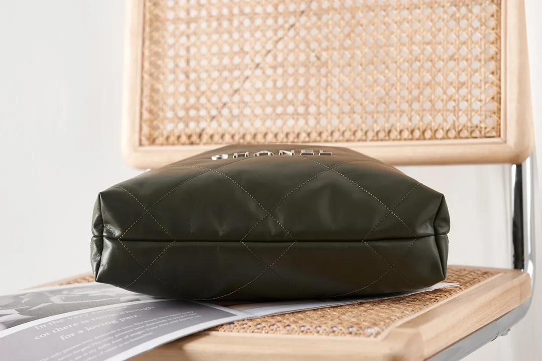 CHANEL Shiny Calfskin Quilted - Image 8