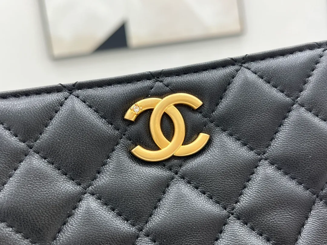 Chanel 23A Black and Gold Lion Emblem Chain Bag - Image 5