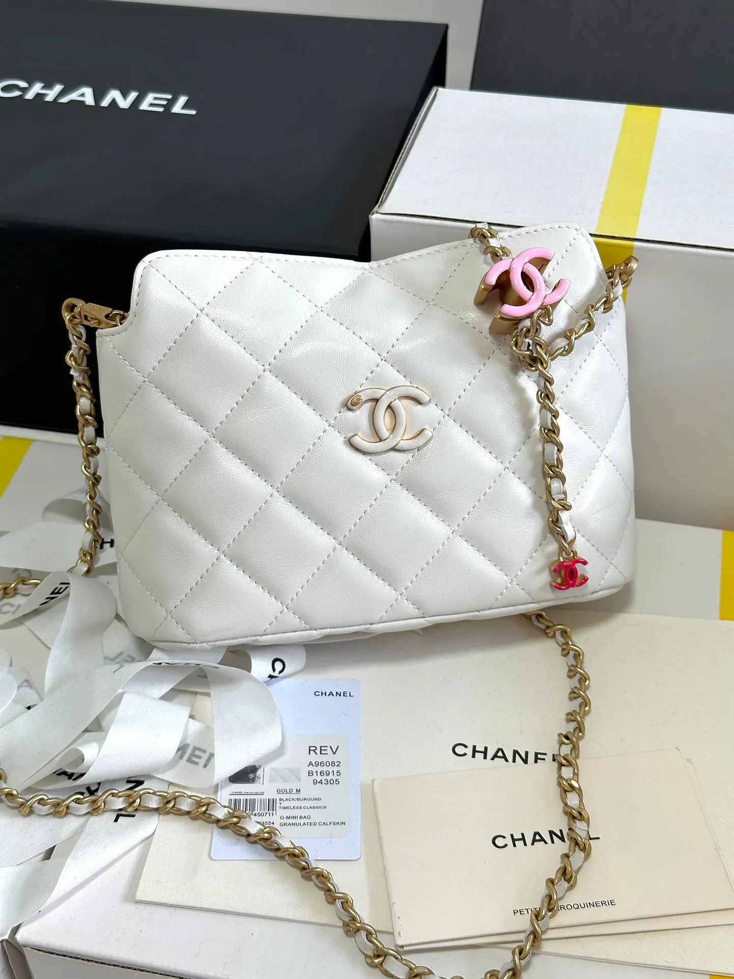 Chanel 24A Pink Enamel Double C white leather Gold Chain - Image 3