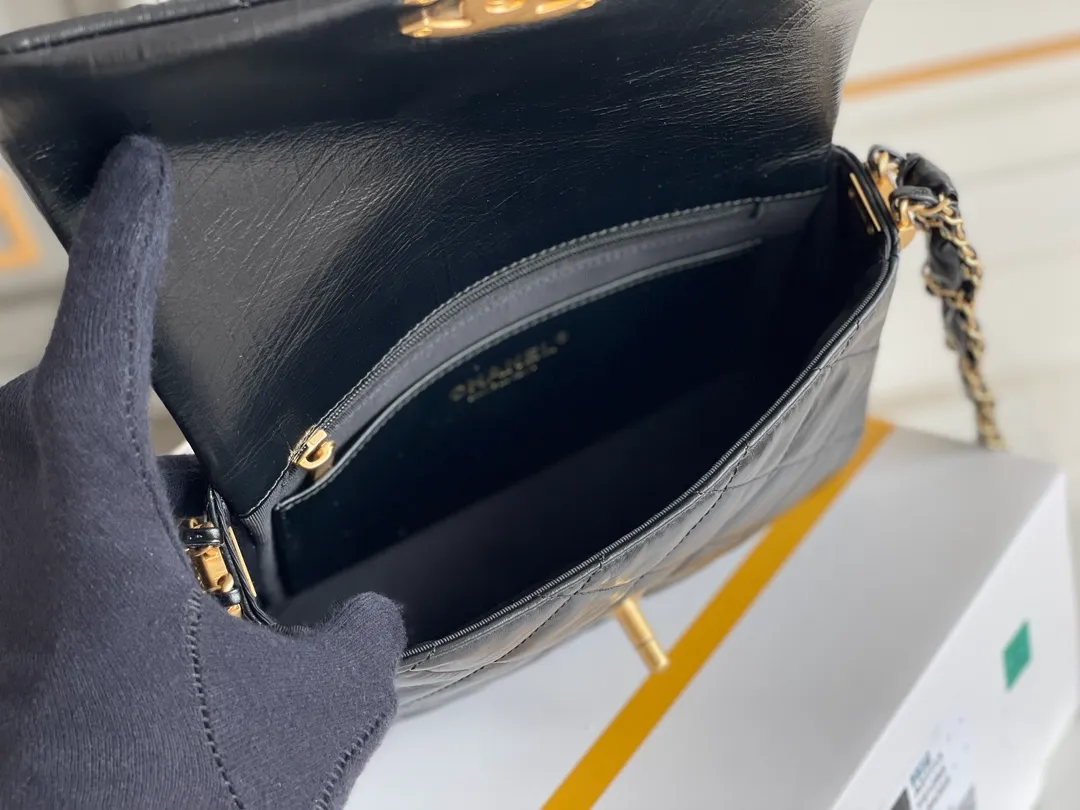 Chanel Black Quilted Leather CC Chain Link 19 Flap Bag Chanel - Image 2