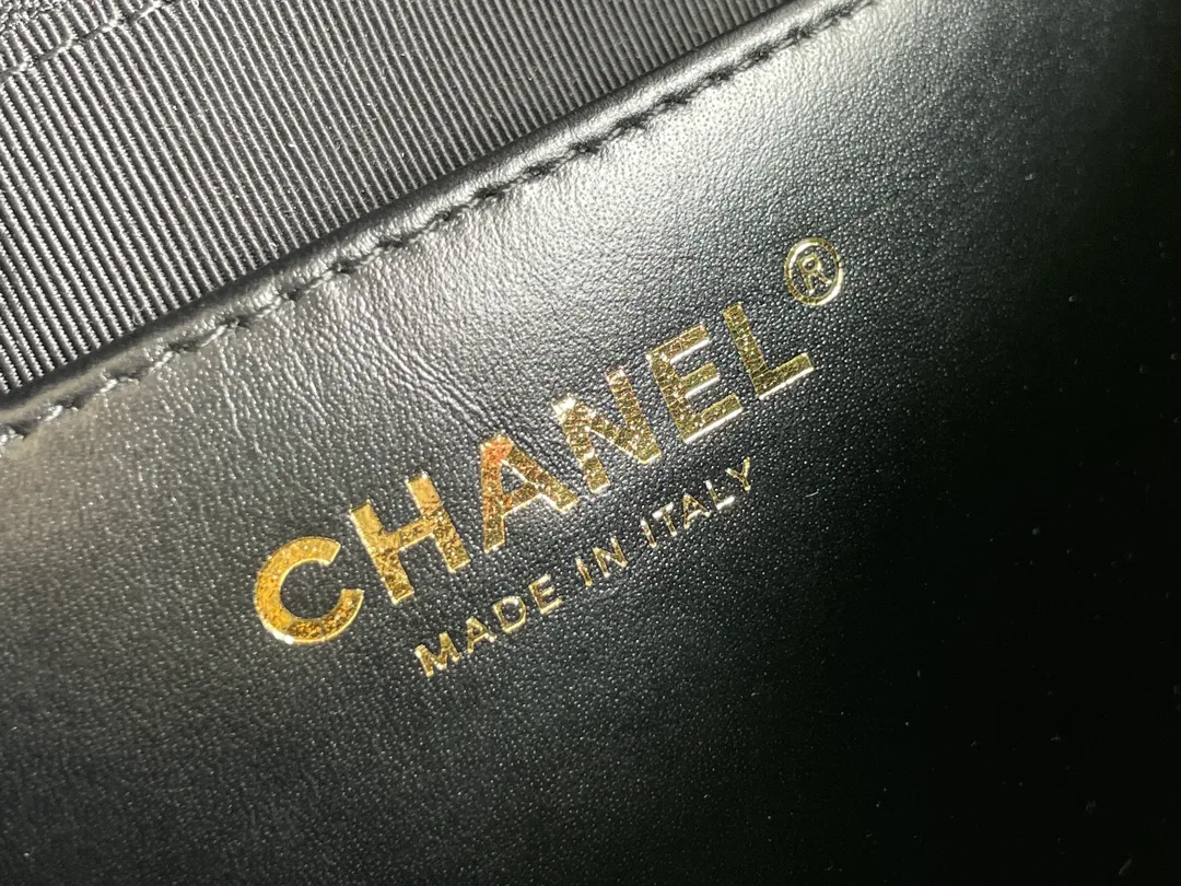 Chanel Black Quilted Leather CC Chain Link 19 Flap Bag Chanel - Image 3