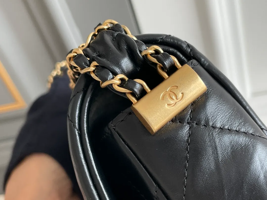 Chanel Black Quilted Leather CC Chain Link 19 Flap Bag Chanel - Image 9