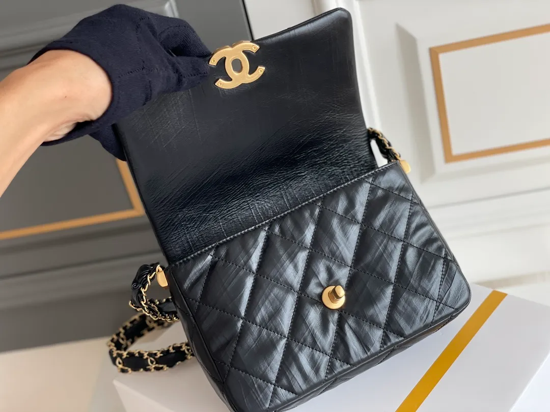 Chanel Black Quilted Leather CC Chain Link 19 Flap Bag Chanel - Image 10
