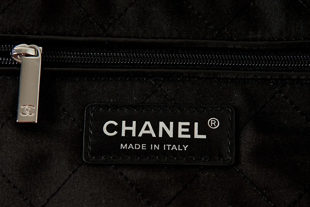 Chanel Black Shiny Calfskin Quilted Small Chanel - Image 10