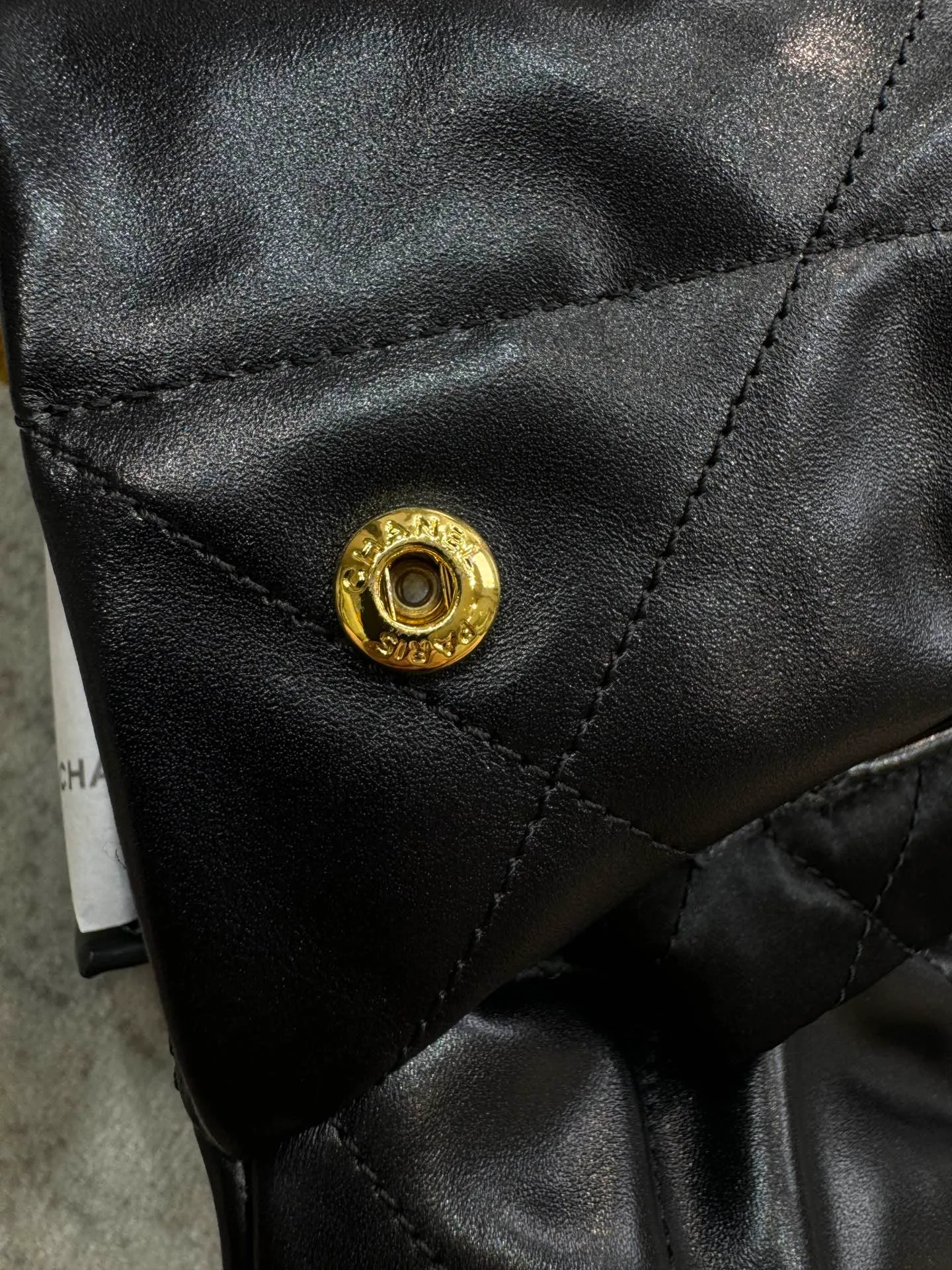 Chanel Chanel 22 Small shiny calfskin Chain Shoulder Bag - Image 2