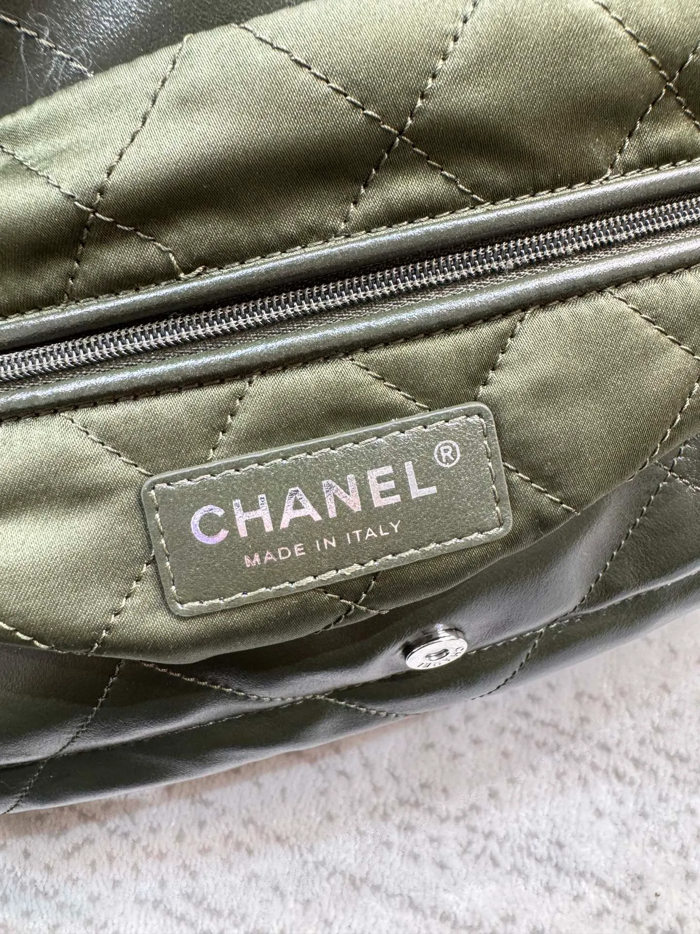 Chanel Fatigue Green Quilted Glossy Leather 22 Bag Chanel - Image 3