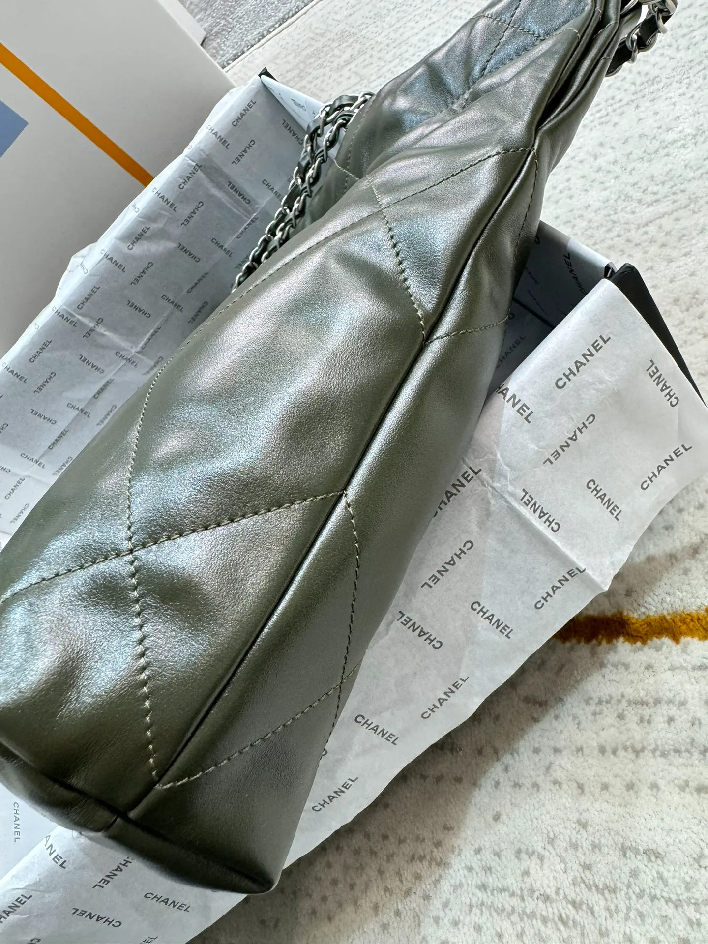Chanel Fatigue Green Quilted Glossy Leather 22 Bag Chanel - Image 7