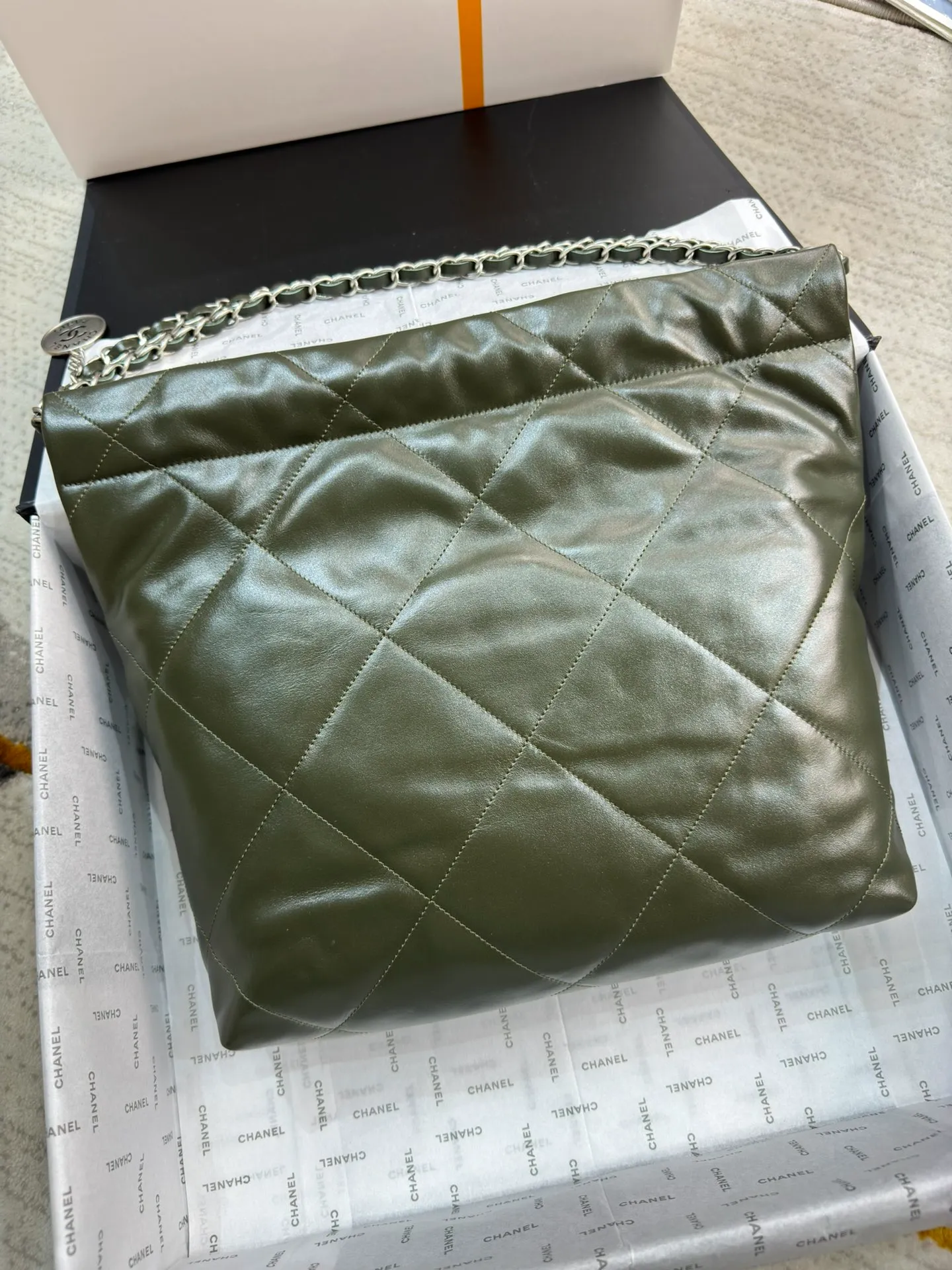 Chanel Fatigue Green Quilted Glossy Leather 22 Bag Chanel - Image 8