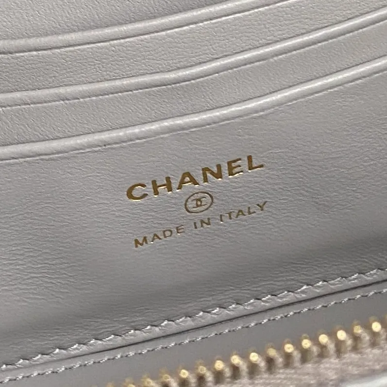 Chanel Grey Quilted Lambskin Pearl Crush Small Vanity - Image 4
