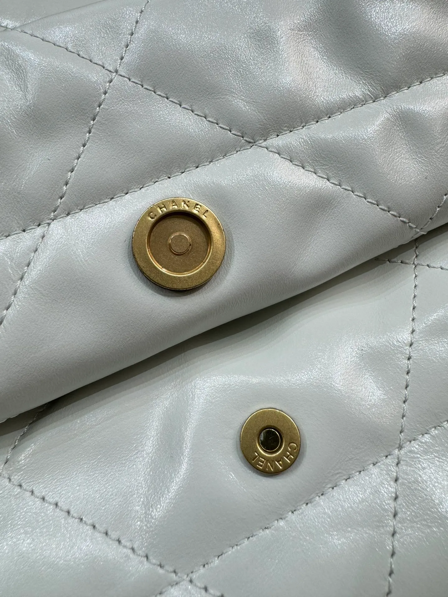 Chanel Metallic Ombre Quilted Shiny Leather Small 22 - Image 10