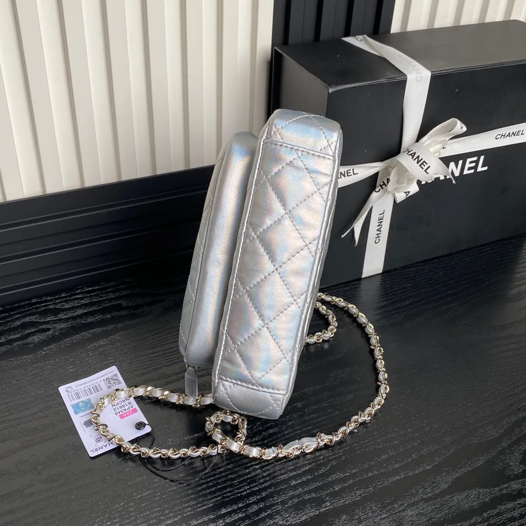 Chanel Silver Iridescent Quilted Patent Leather CC Chain Clutch Chanel - Image 2
