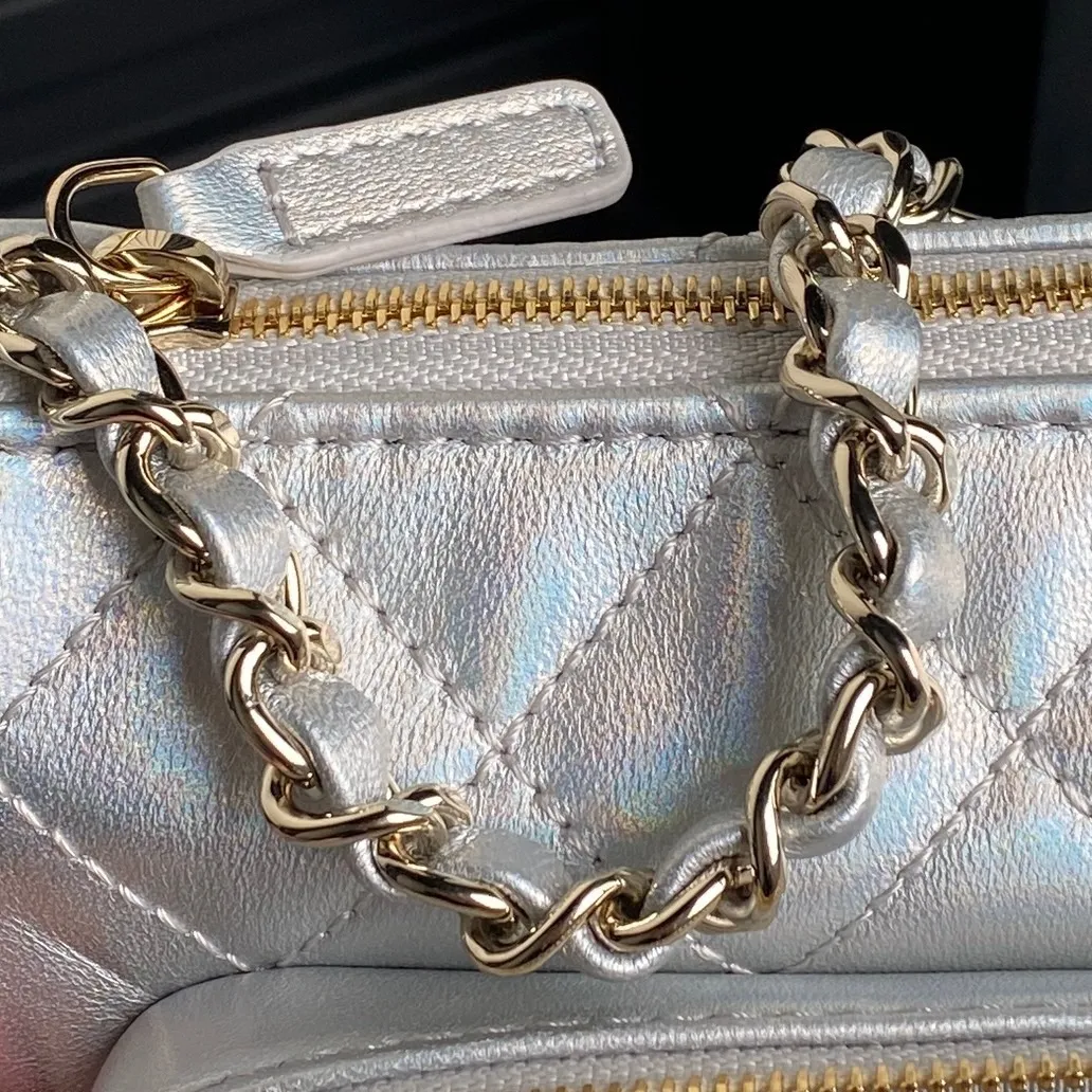 Chanel Silver Iridescent Quilted Patent Leather CC Chain Clutch Chanel - Image 4